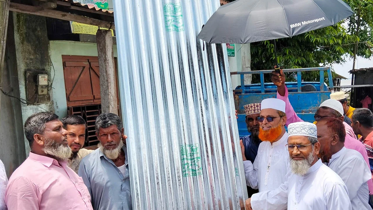 কামারজানিতে দুস্থ পরিবারের মাঝে ঢেউটিন বিতরণ করলেন জামায়াত এমপি