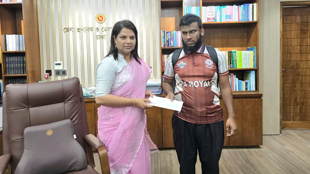 দৃষ্টি প্রতিবন্ধী দিদারুলের পাশে দাঁড়ালেন ঢাকা জেলা প্রশাসক