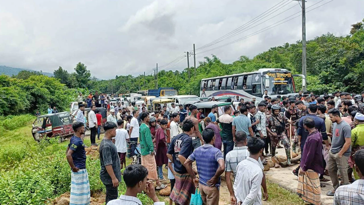 পাথরবোঝাই ট্রাক জব্দ করায় উত্তেজনা, মহাসড়ক অবরোধ