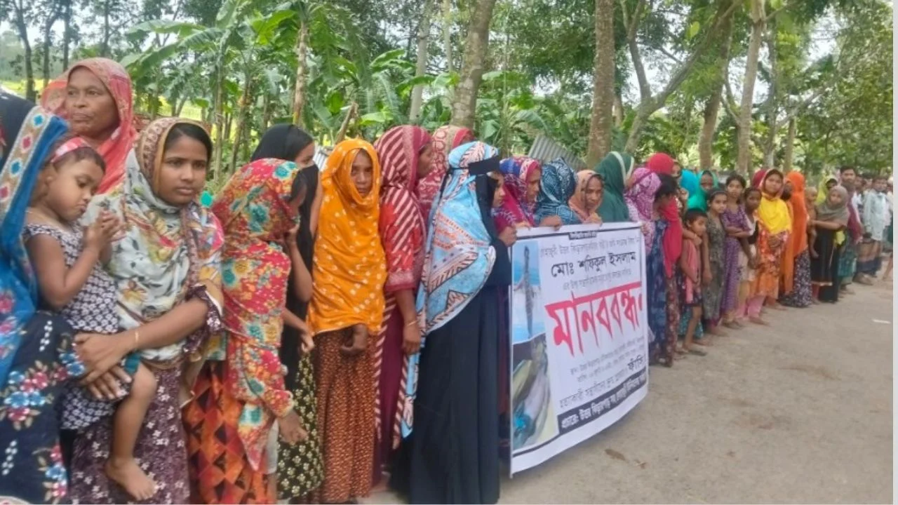 কটিয়াদীতে প্রবাসীর হত্যাকারীদের শাস্তির দাবিতে মানববন্ধন