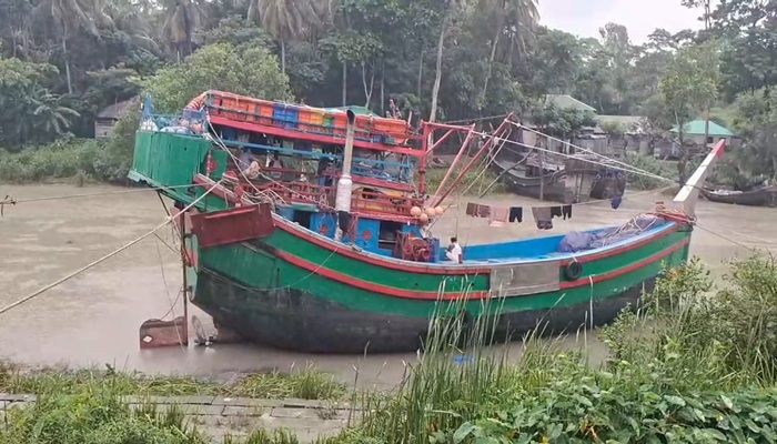 উত্তাল সাগরে মাছের দেখা নেই, লোকসানে ফিরছেন বাগেরহাটের জেলেরা