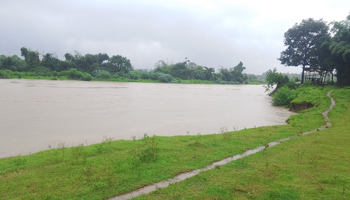 রামগড়ে বাড়ছে ফেনী নদীর পানি, বন্যার আশংঙ্কায় মানুষের মধ্যে আতঙ্ক