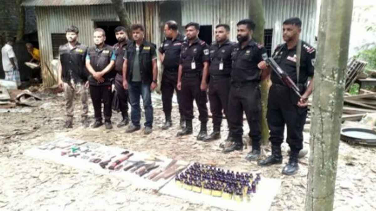 নরসিংদীতে পরিত্যক্ত ঘরে মিলল অস্ত্র-গুলি-মাদক