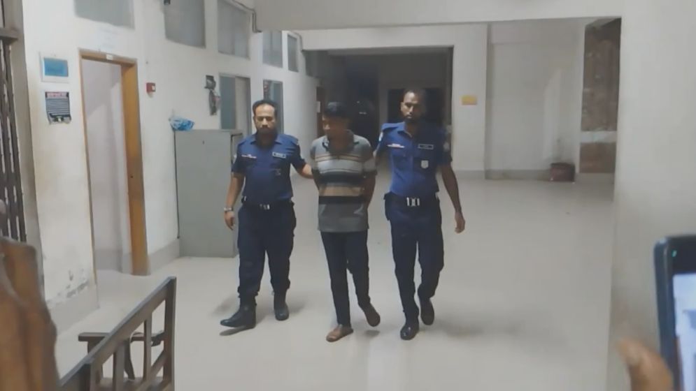 যশোরের স্কুলে ছাত্রীকে ধর্ষণ মামলায় শিক্ষককে পালাতে সহায়তার অভিযোগে গ্রেফতার ২